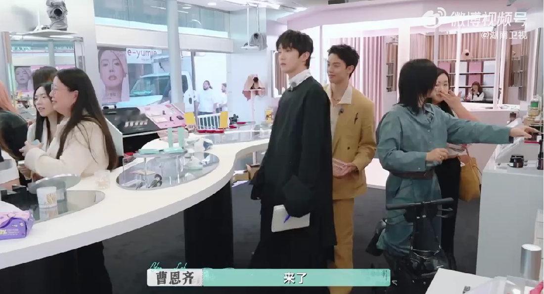 周峻纬[超话]周峻纬隐藏款销售圣体 周峻纬首天销售超给力！解锁“隐藏款销售圣体”
