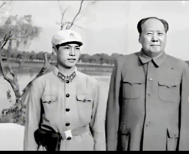 这张相片我还是第一次见过，一个警卫战士精神抖擞，腰上挎着手枪，他同毛主席合影，感