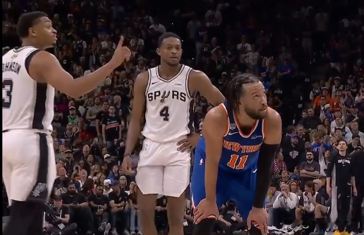 NBA总决赛G5实时战况，又是熟悉的比赛内容，马刺领先16分半场被尼克斯追近到5