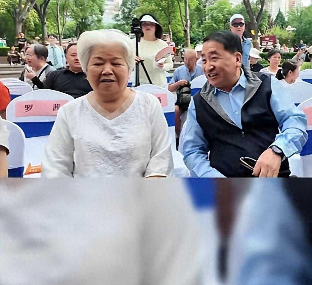 满头白发认不出！央视知名主持人近况曝光，78岁的她享受退休生活