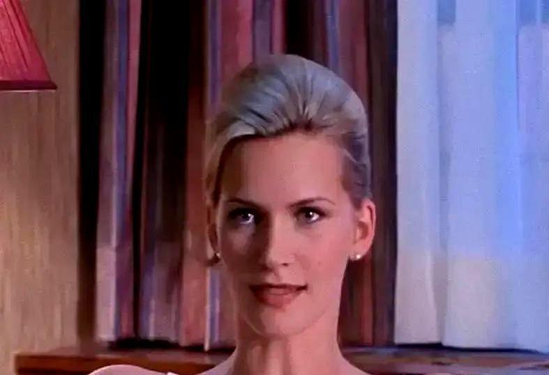 女演员拍戏时被导演要求脱内裤，只因“担心反光”。
电影上映后，她冲上去给导演一耳