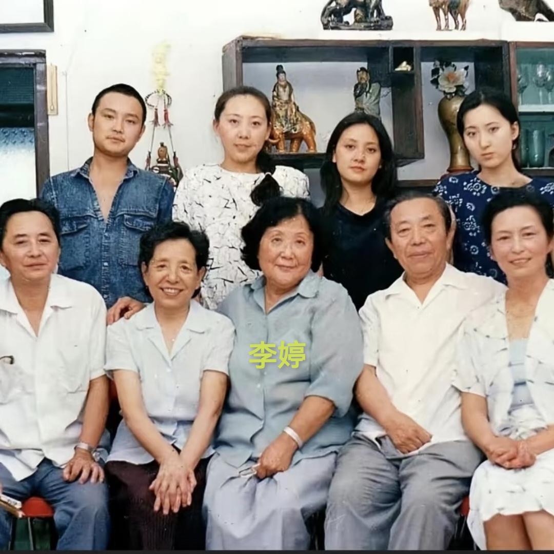 80年代末，“贾母”的扮演者李婷和剧组工作人员，一张罕见的留影，她看起来慈眉善目
