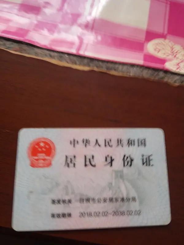 身份证到期更换时，社保卡就像个“小跟班”，并非一定要跟着一起换。只有当社保卡上记