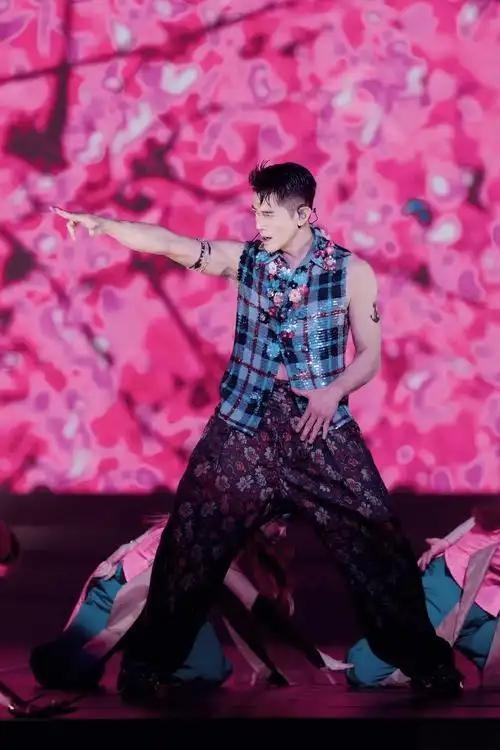 2026年1月10日，郭富城在西安奥体中心举办演唱会时，现场表白：“西安太干净了