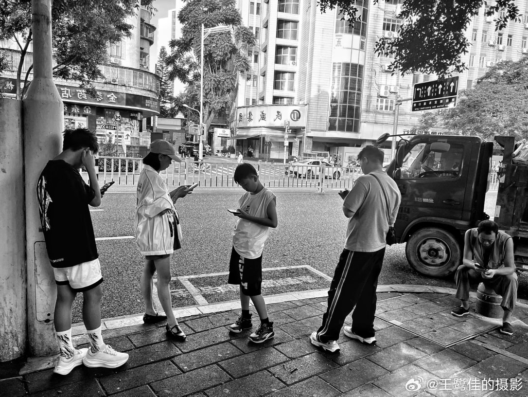 摄影人  街拍厦门：王鹭佳2026在路上？摄影人选择了人文纪实摄影，也就记录了生