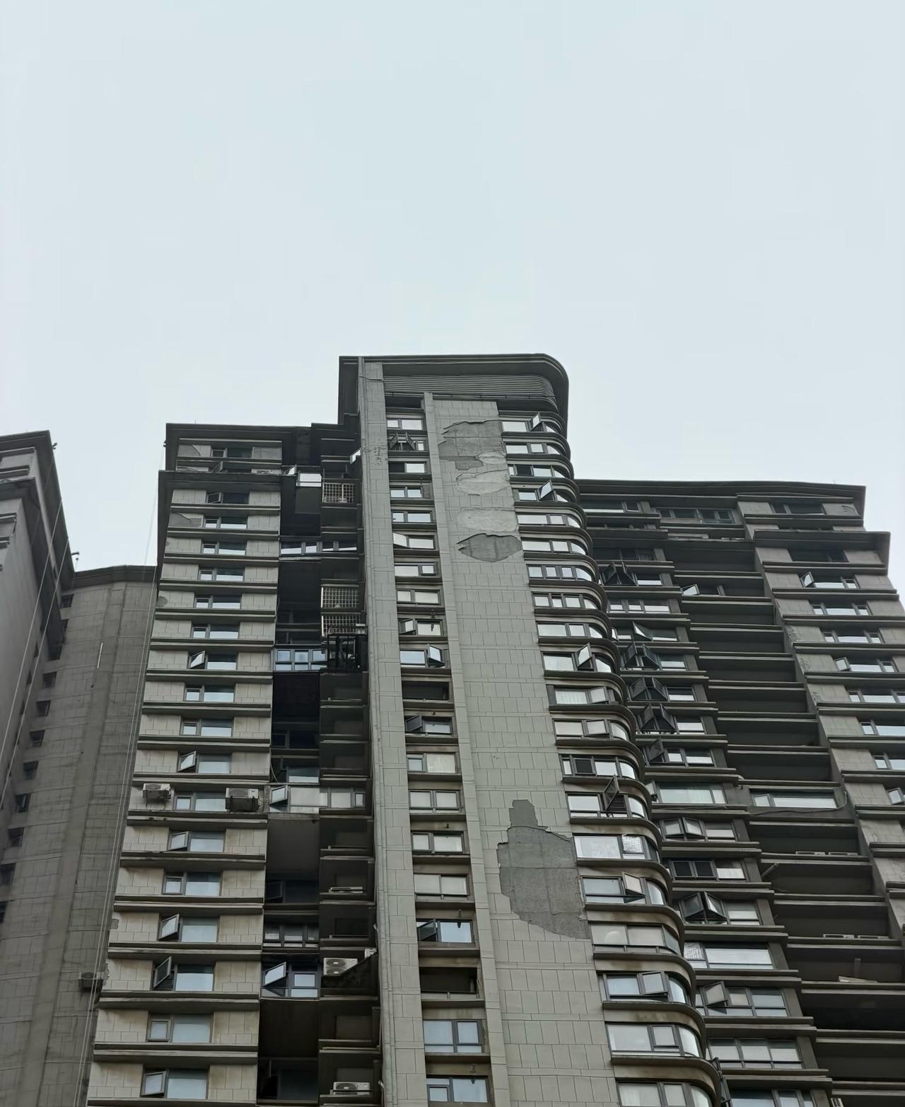 某省会城市惊人的施工质量

一下高铁站就惊到我了，几乎每个小区（看起来很新的楼盘