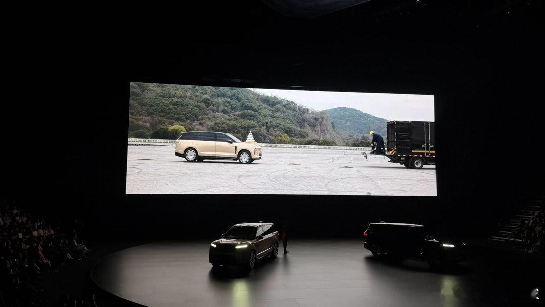 之前蔚来ET9做的5层香槟塔测试，有很多小黑子说那些减速带的摆放，是经过精密计算