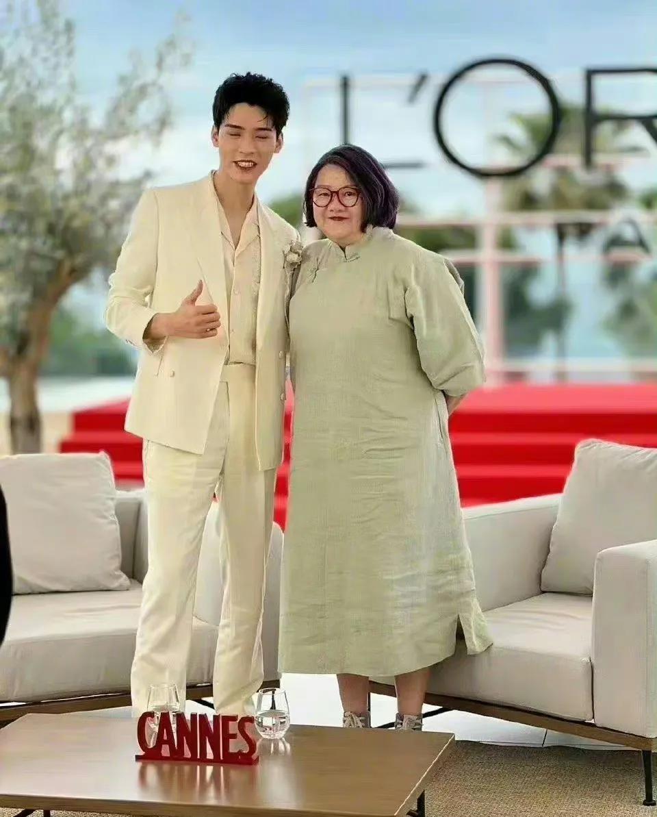 龚俊太惨了，被洪晃晒闭眼呲牙照，还点名龚俊工作室。不知道这位敢说话的时尚大咖怎么