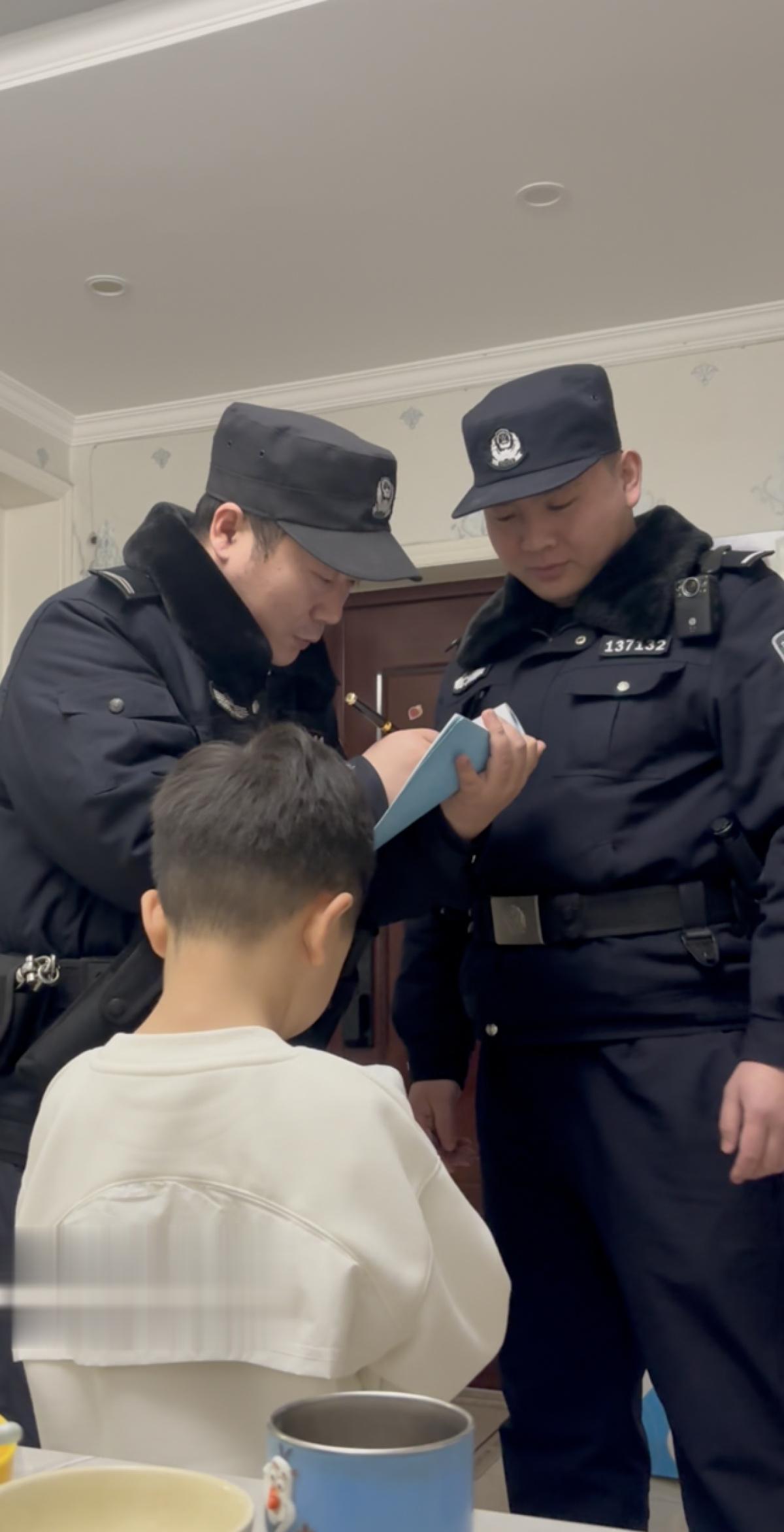 6岁男孩“报警抓妈妈”，民警上门核查，全程憋笑，流程一项没少 网友：这小子，干了我小时候不敢干的事