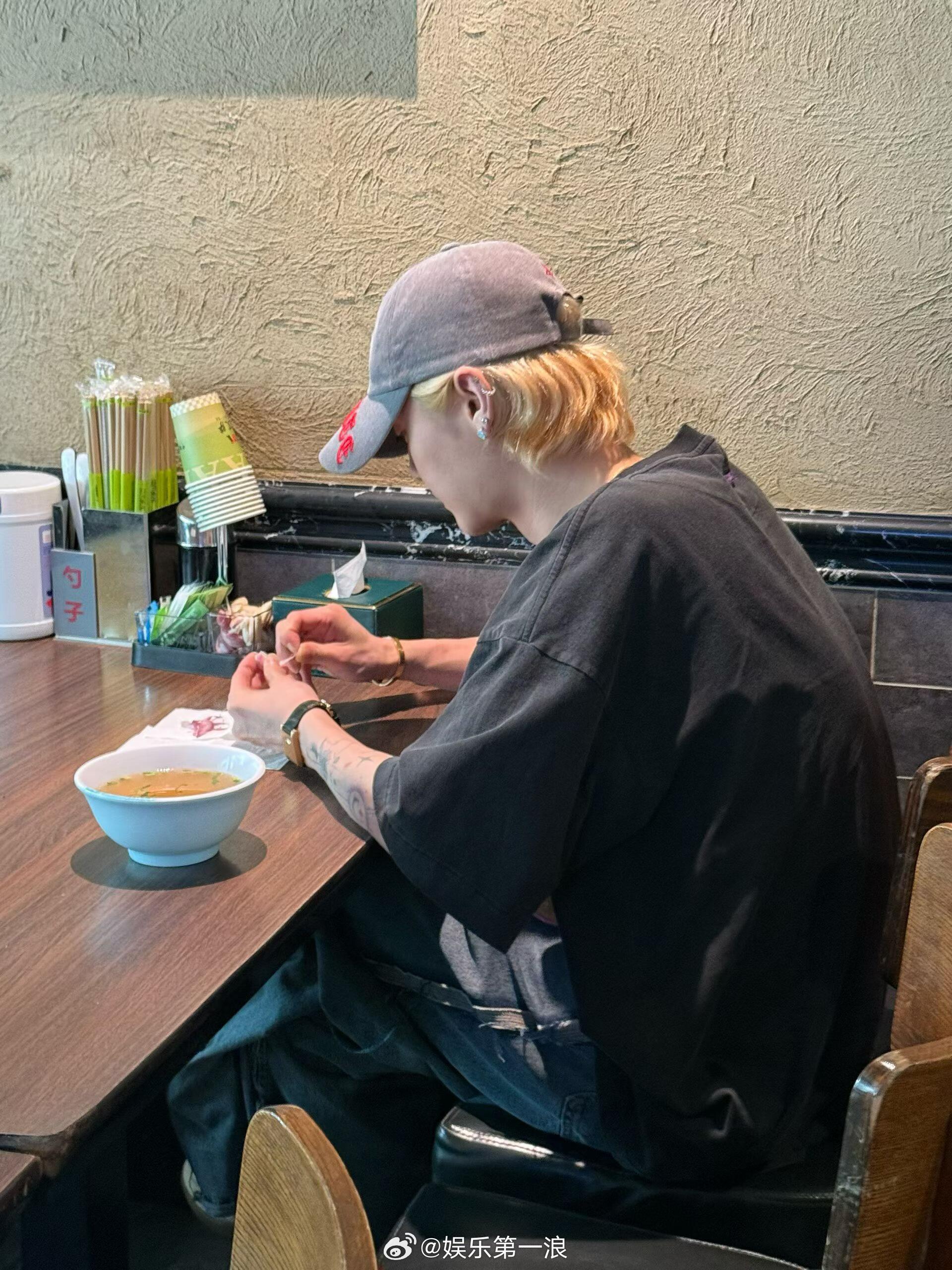 北京偶遇鹿晗吃面原来鹿晗吃面也扒蒜 网友北京偶遇鹿晗吃面，认认真真扒蒜~ ​​​