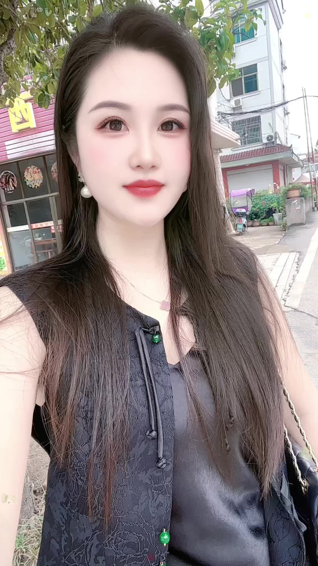 独自撑伞的日子，一定要顺顺利利，接受岁月的伤，继续仰望生活的光……