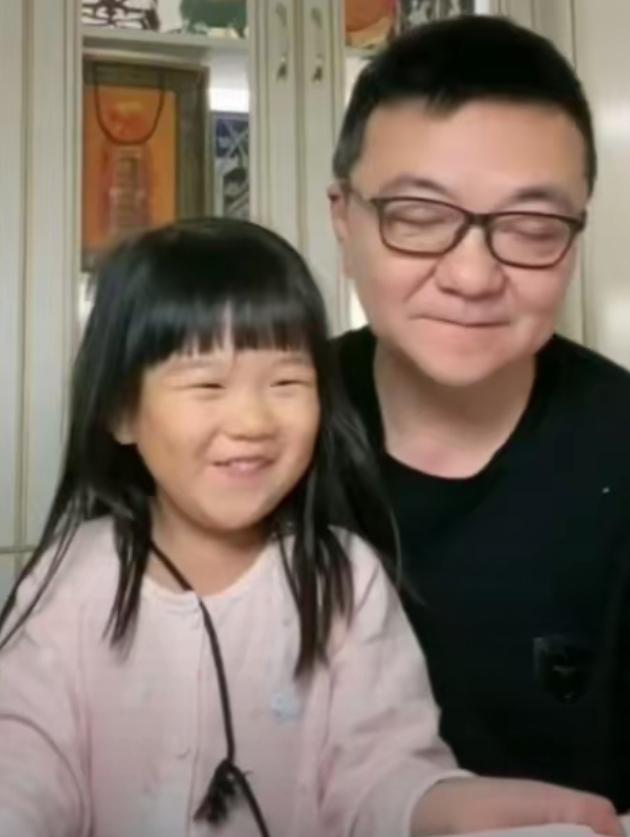 董路小女儿跟老爸简直复制粘贴，五官一模一样！
 
提起董路大家都知道是敢说敢聊的