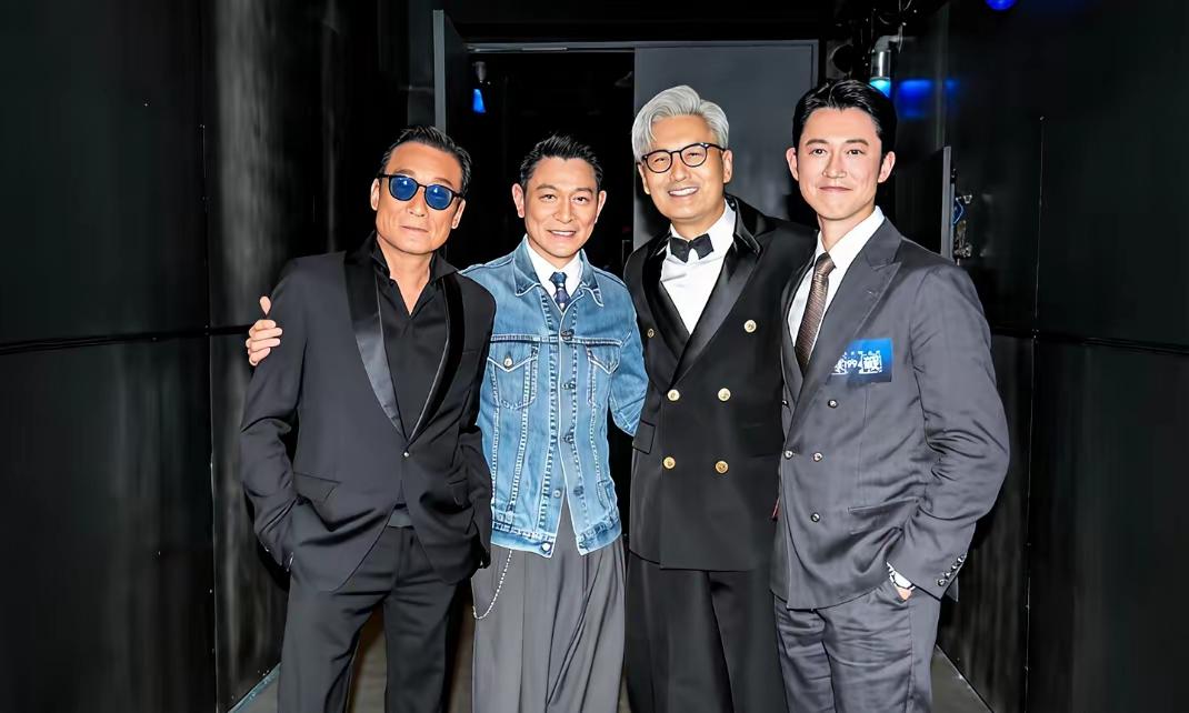 四位男士站在一起，笑容满面。最右面这位小帅哥是哪位？左边的三位不用介绍了，我们都