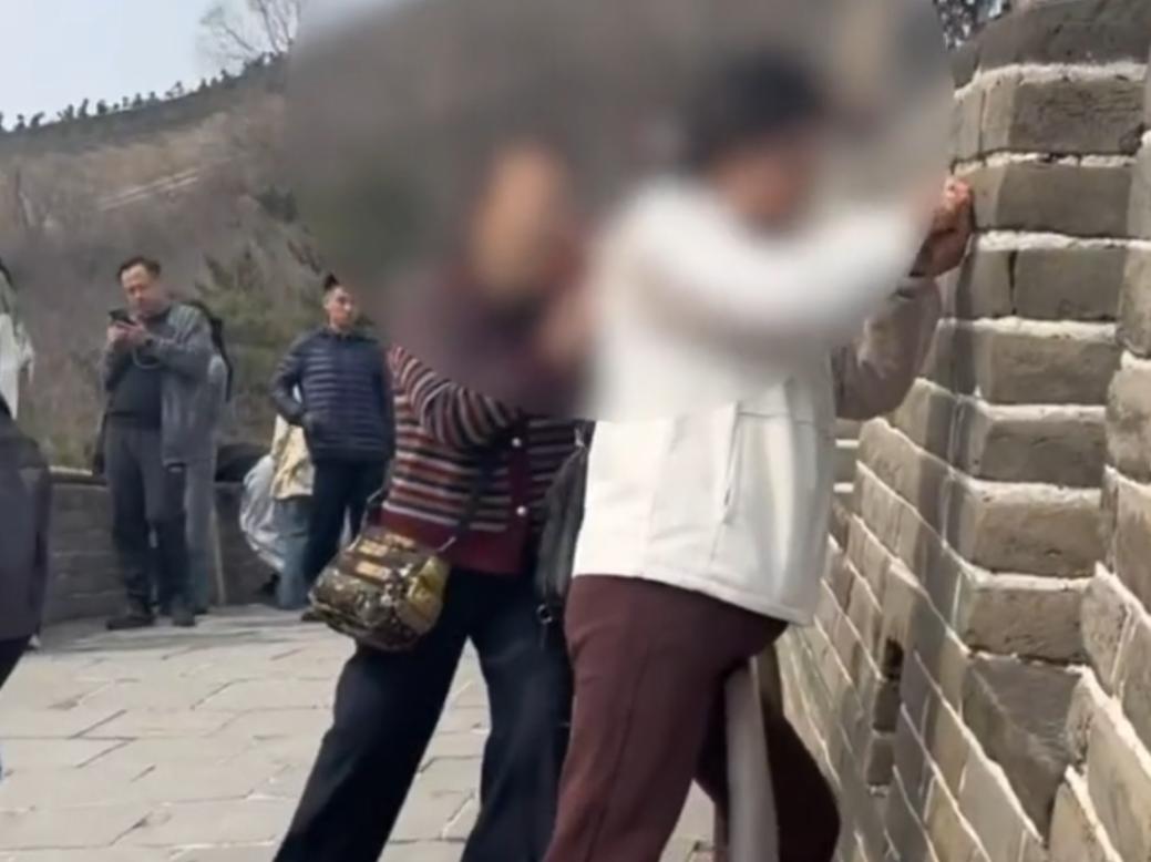 无知者无畏！北京，一女子去爬八达岭长城，看到两名女子在石砖上做着奇怪举动，走近一