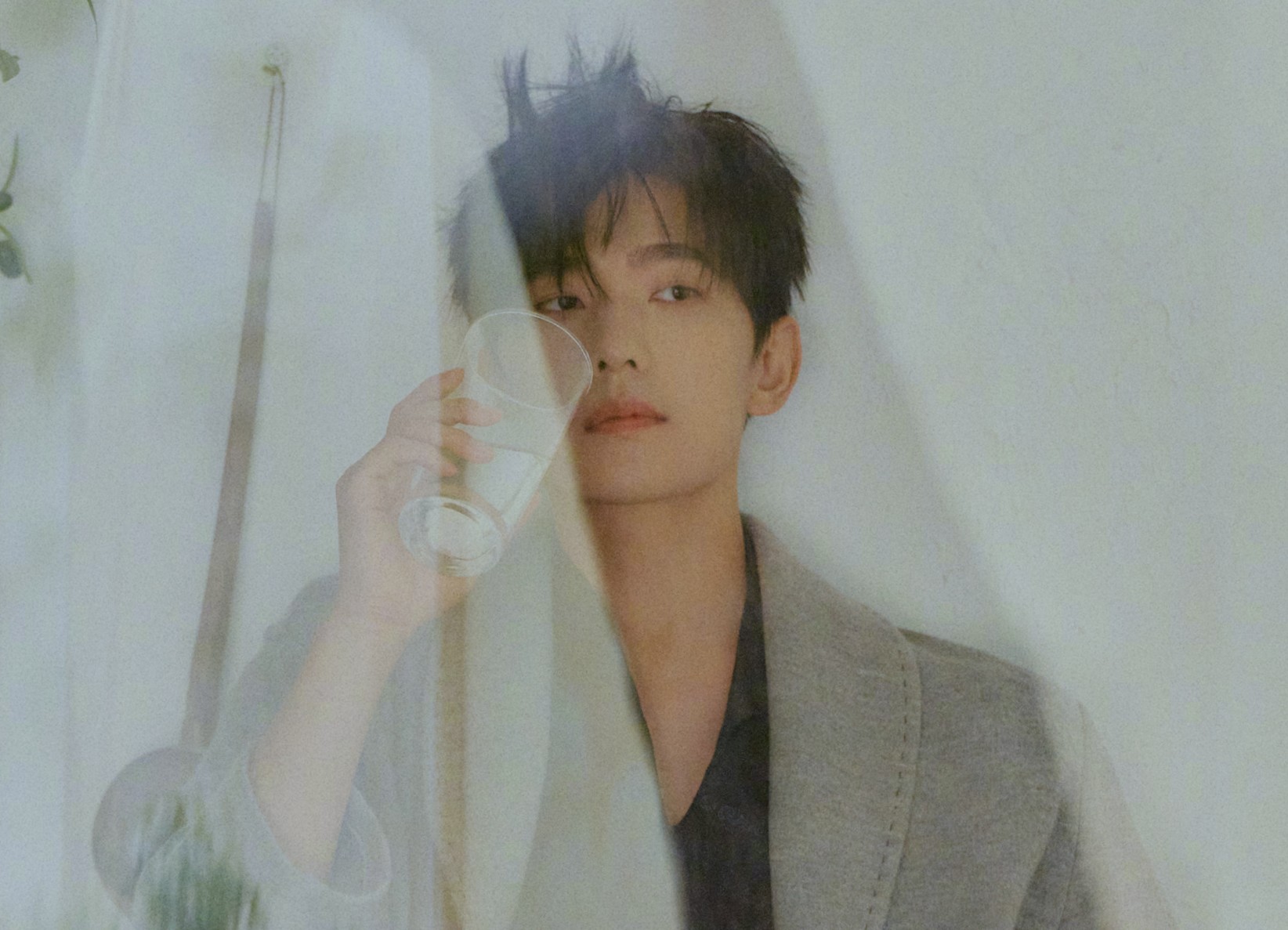 杨洋ELLE6月刊封面大片我的天呐！！！这两张好喜欢啊啊啊啊啊啊 ​​​
