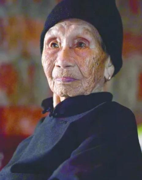 1941年，14岁的黄有良被10几个鬼子，扒光了衣服乱摸，姑娘拼了命反抗，把鬼子