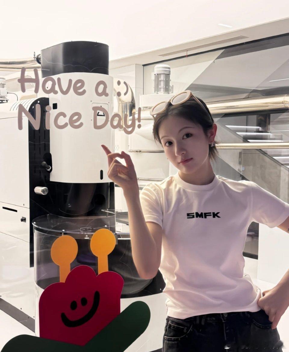 李兰迪这种画了又没画，给人一种气血十足的感觉真的好美 ​​​