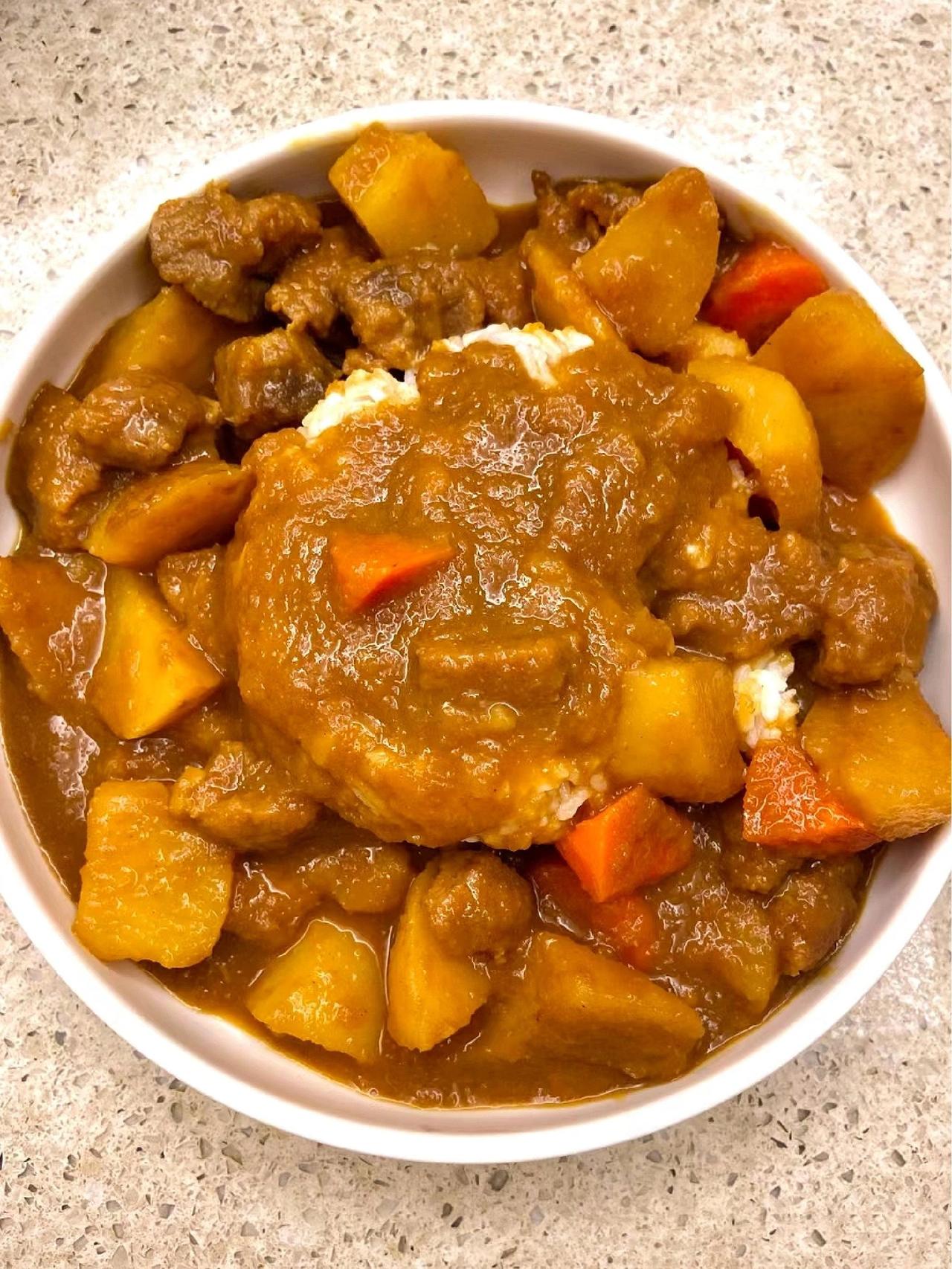离谱！这咖喱牛肉饭我可以吃一辈子！！
咖喱牛肉饭真的太好吃了，这碳水的快乐谁懂啊
