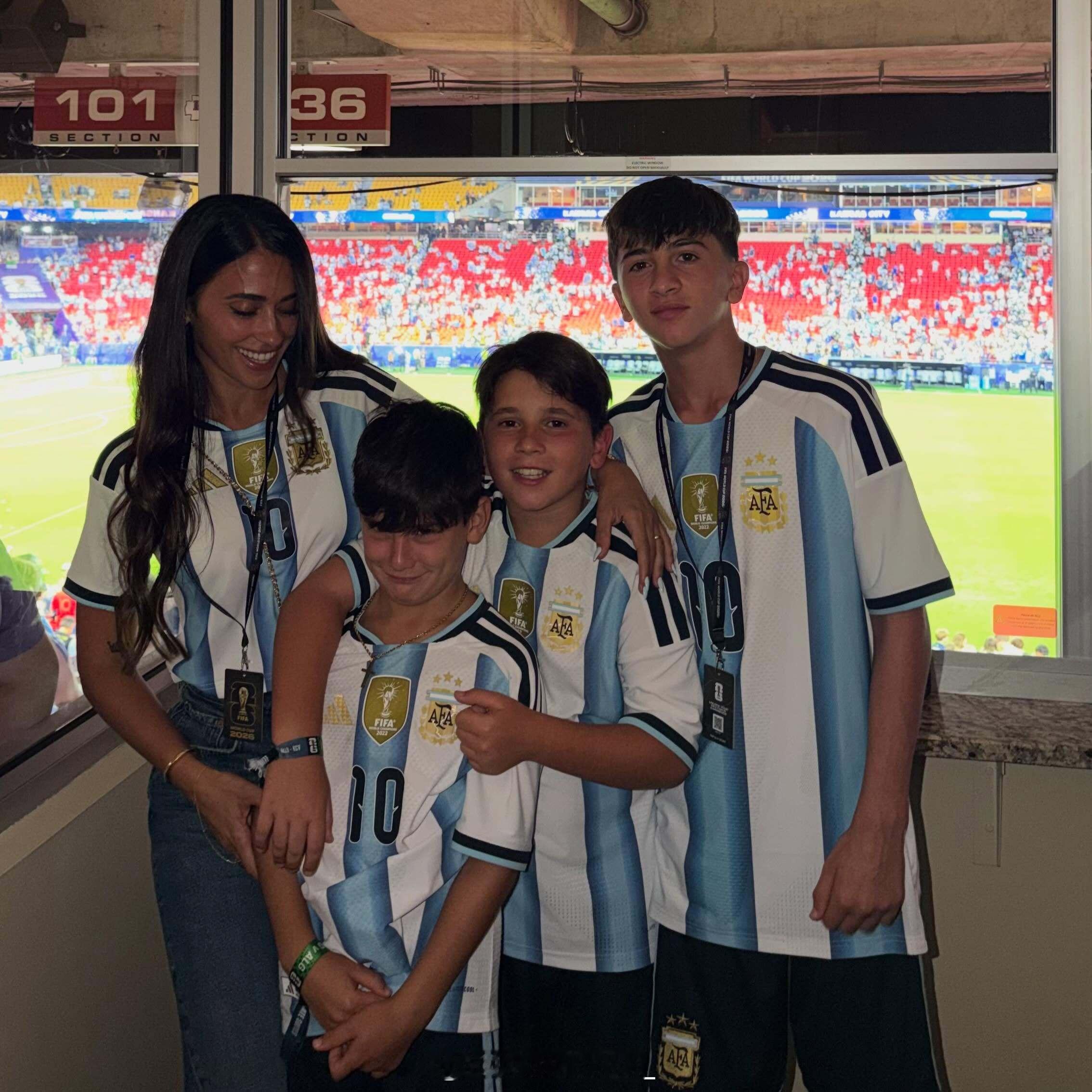 梅西  安妞ins更新：Vamos Argentina！！！🇦🇷🇦🇷🇦