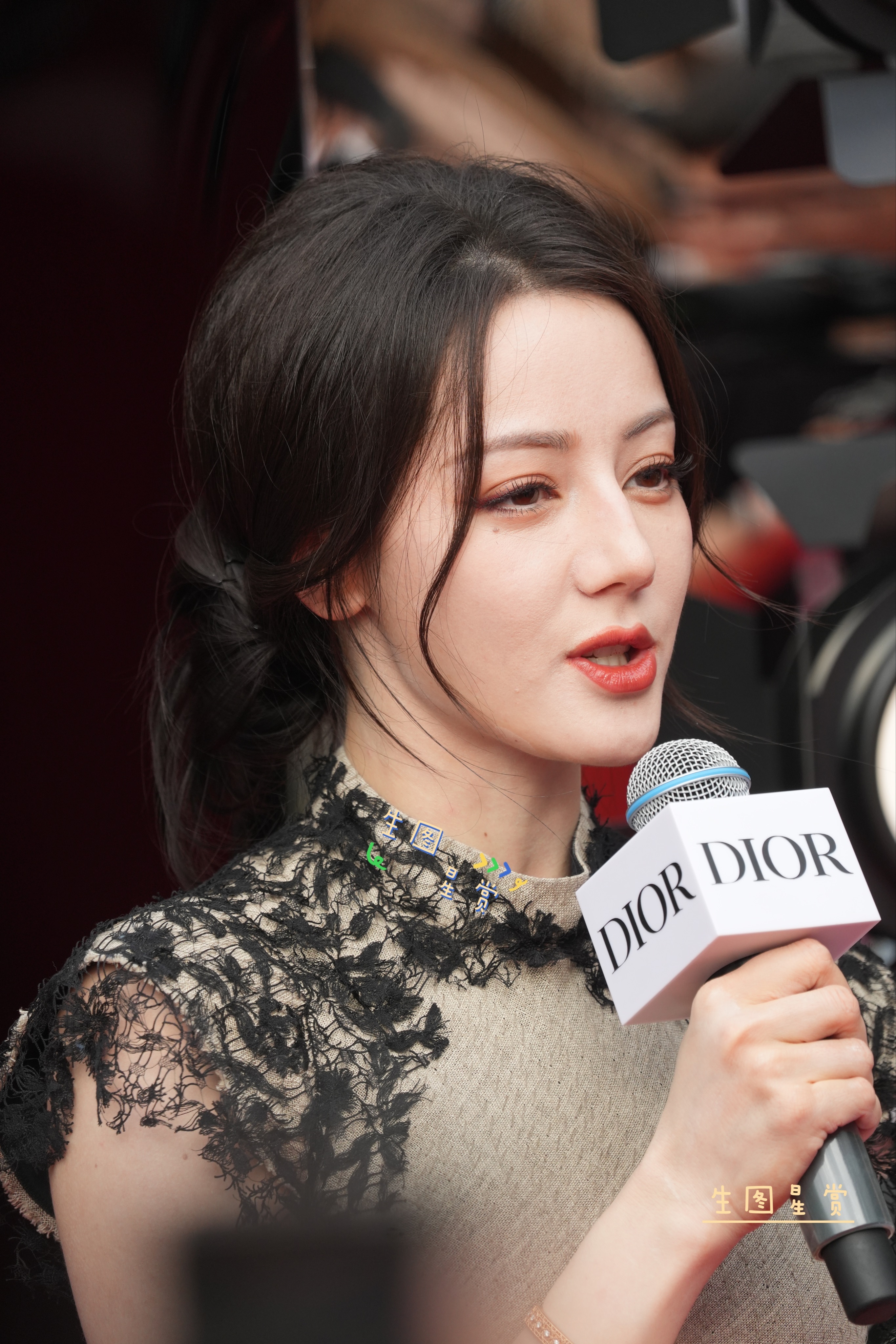 热巴Dior北京线下活动继续出图完美侧颜杀，美得高级精致[么么哒][相爱]迪丽热