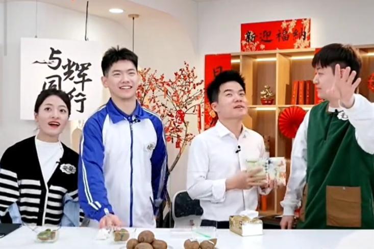 笑不活了，董宇辉卖猕猴桃，主打一个实诚！传熙正在用勺子挖猕猴桃，但是猕猴桃特别硬