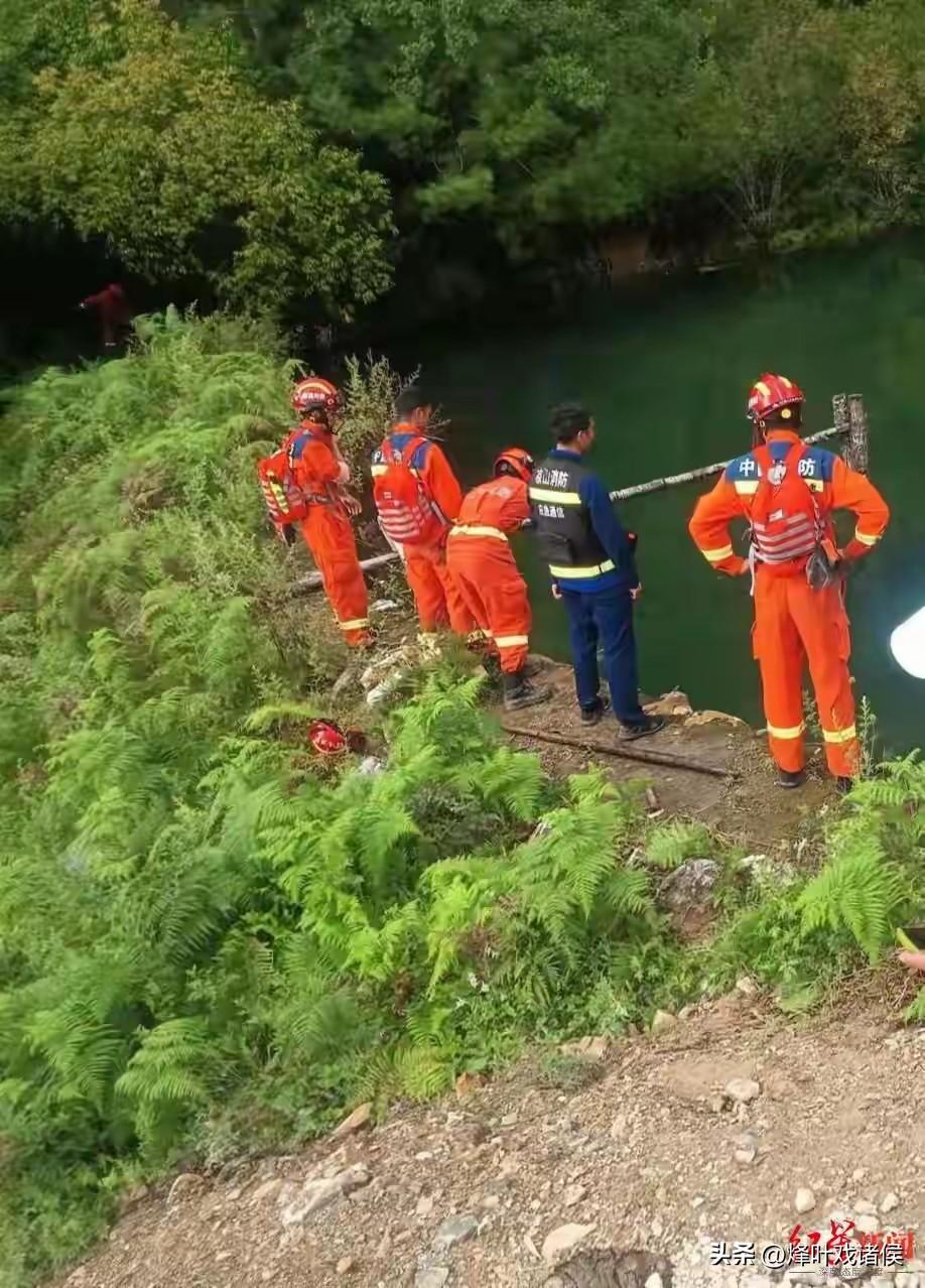 心痛！四川2岁女童遗体找到了，在离家3公里山上的石缝中发现。

2岁女童能跑出去
