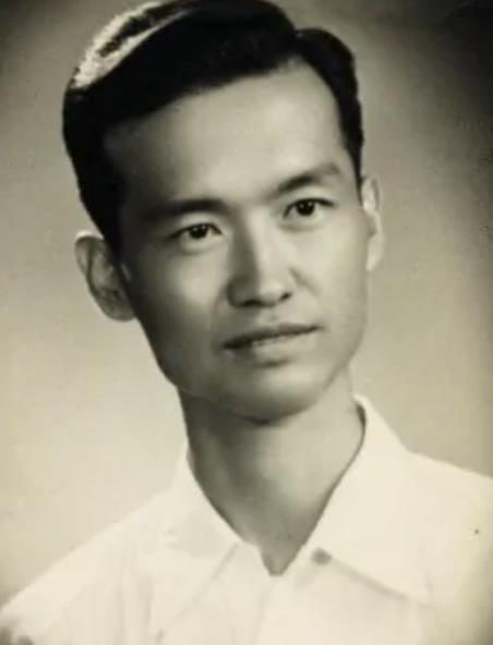 1947年，一敌军少校被我军俘虏，连长刚想审他。怎料，这名少校竟从容地说：“同志