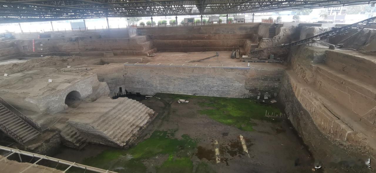 州桥考古遗址，2022年十大考古新发现之一，开封市区没什么游客的景点。

当时不