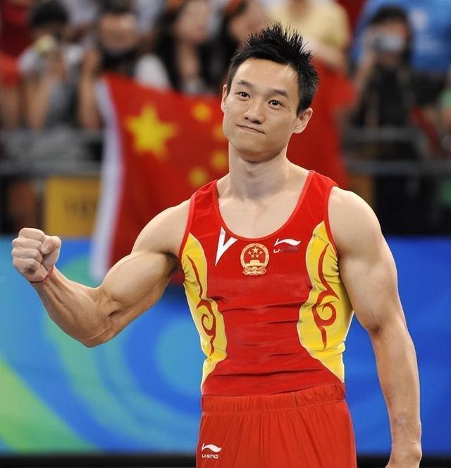 杨威晒儿子在香港上学生活费那些阴阳怪气的，我只想说人家几代人的努力，凭什么要被你
