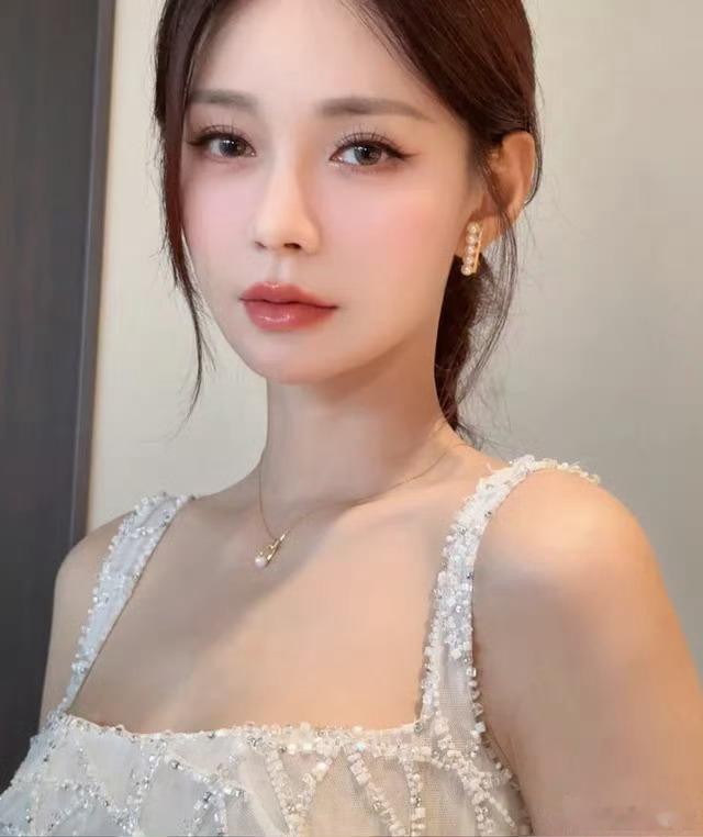 沈梦辰早前节目自爆全身涂抹粉底液，当时就让何炅大为吃惊，如今实拍画面曝光，只有后