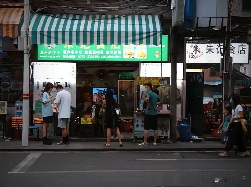 广东一男子卖早餐时，偶遇16年前初恋，女子一句“少放辣”让他愣住，得知对方仍单身