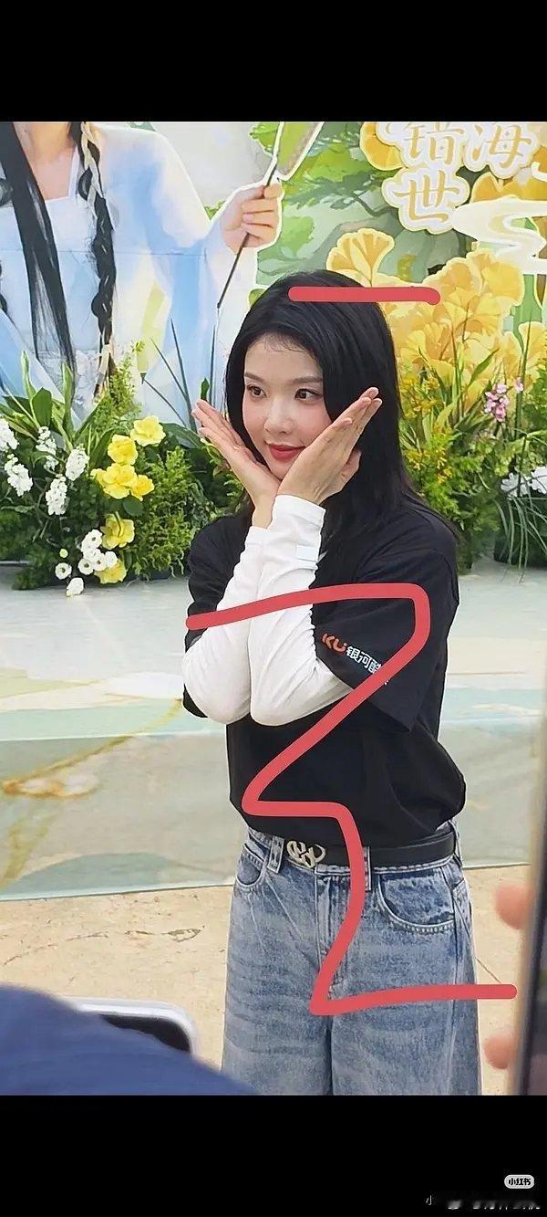 《错世录》之前那张拍摄物料路透看起来还不错，男女主挺搭，咋今天开机路透三水脸看起