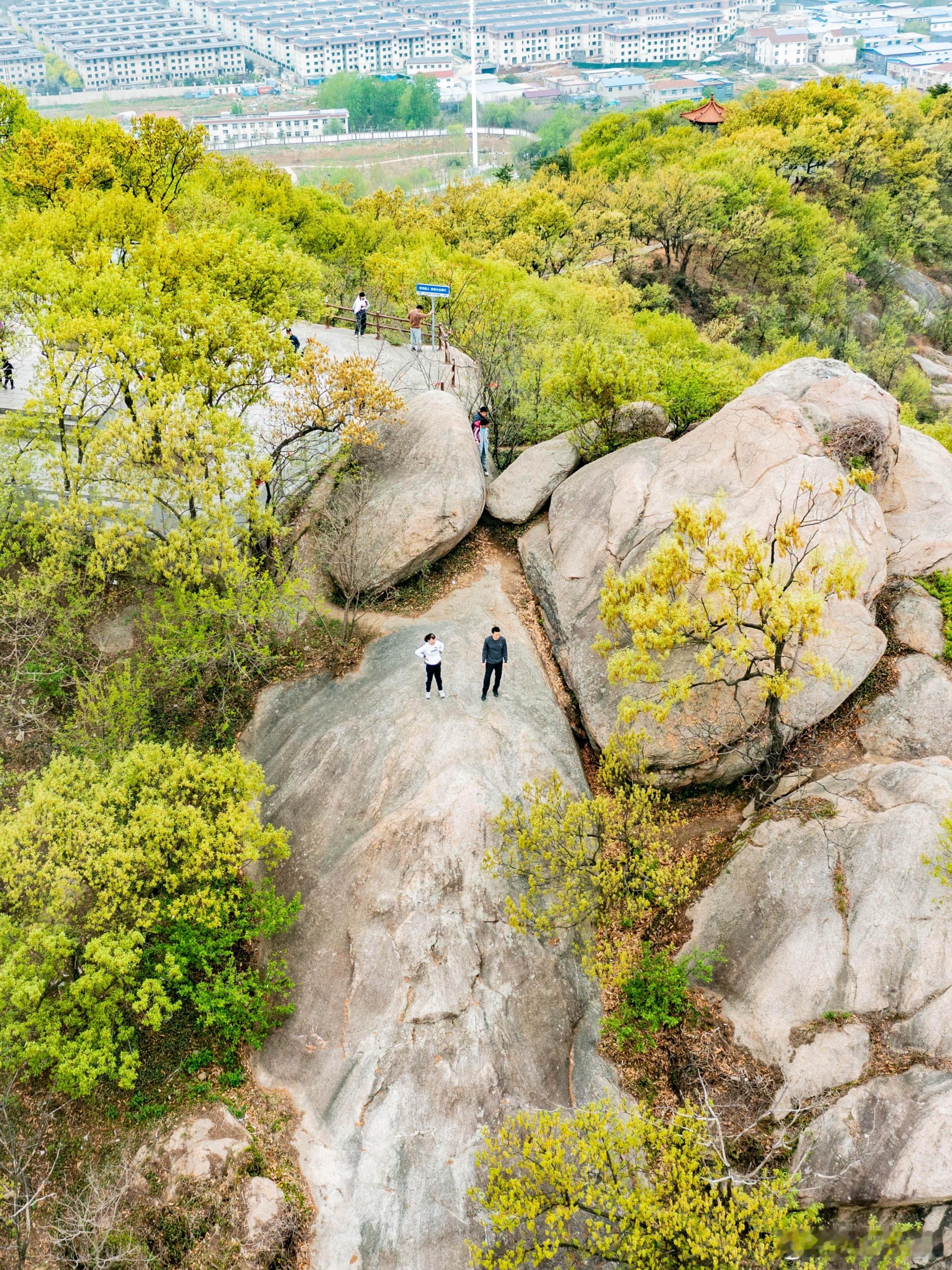 孔望山位于连云港市海州区。顾名思义，因孔子曾登此山望东海而得名。但山并不高，海拔