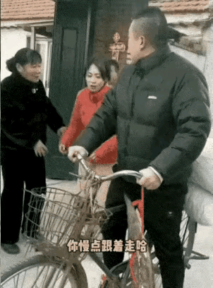 身轻如燕吧？
这小娘子不一般，这两口也够拼的，只要给东西，想神法也能驮回去，后面