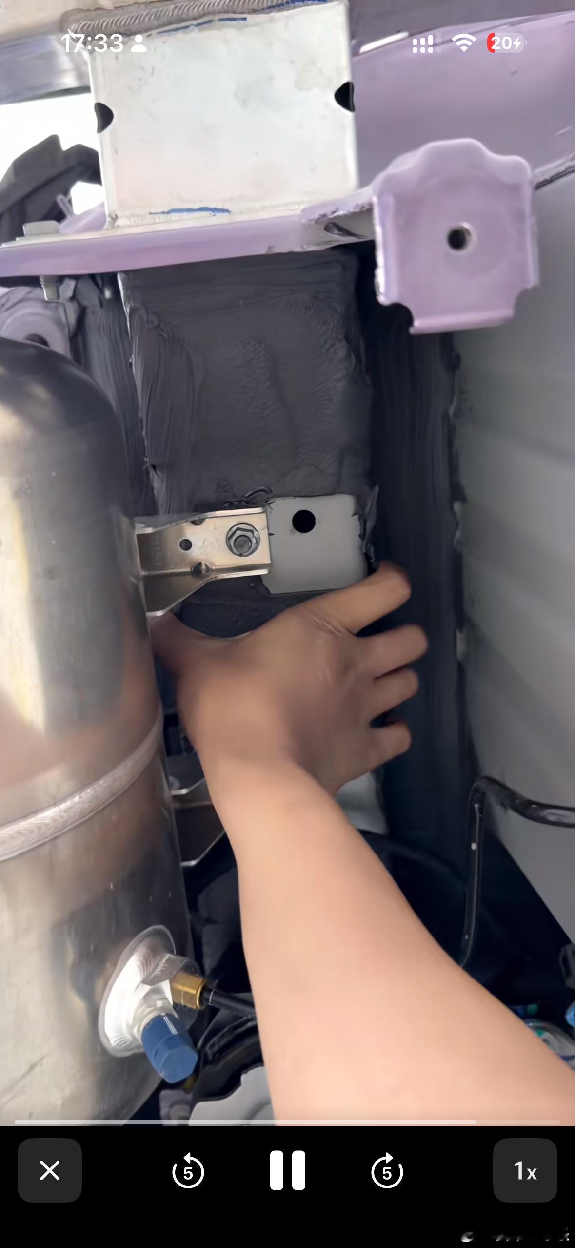 之前被截图那个 尚界Z7防撞梁安装车身铁皮 的博主，又拍了视频做了澄清。他拆开另