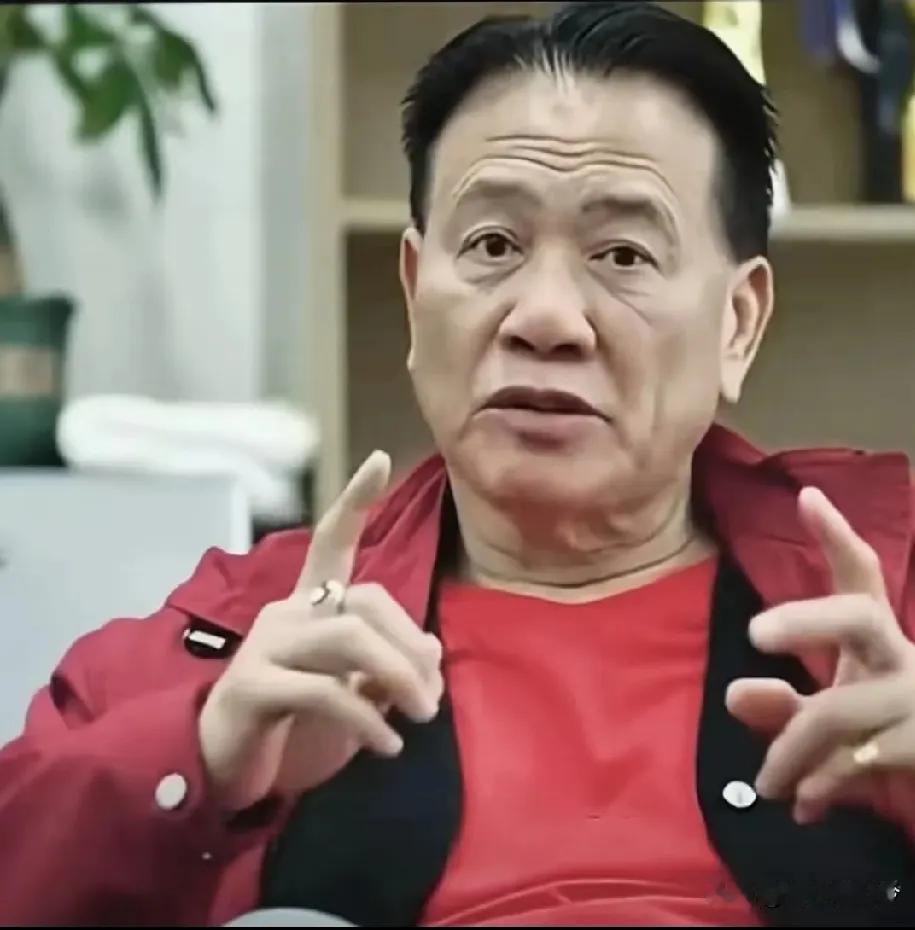 67岁万梓良近照，穿着红色衣服，脸上长满了皱纹，真的老了！

看出，他穿着红色的