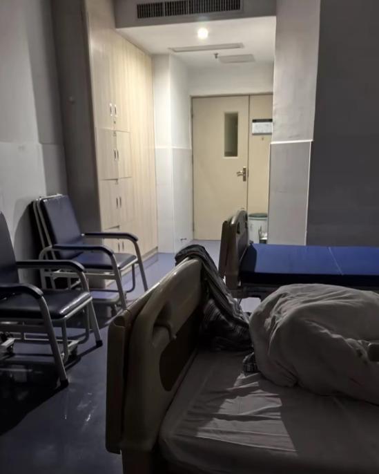 摊上了！天津河东，一男子被诊断为脑梗，住院第3天，男子走出病房，在医院大门逗留2