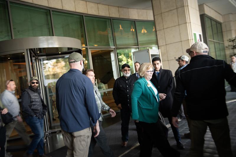 美国外交官唱《大东北我的家乡》庆祝中国新年，这画面还挺新奇。想象一下，一群外国友