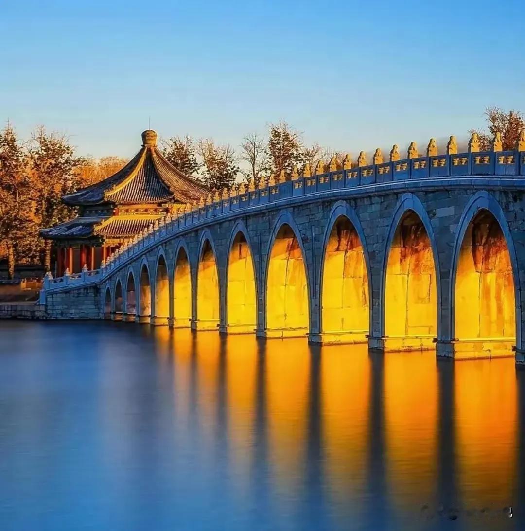 《真假闺蜜》

在这个看似平静的小镇上，住着两位形影不离的闺蜜，小美和小丽。她们