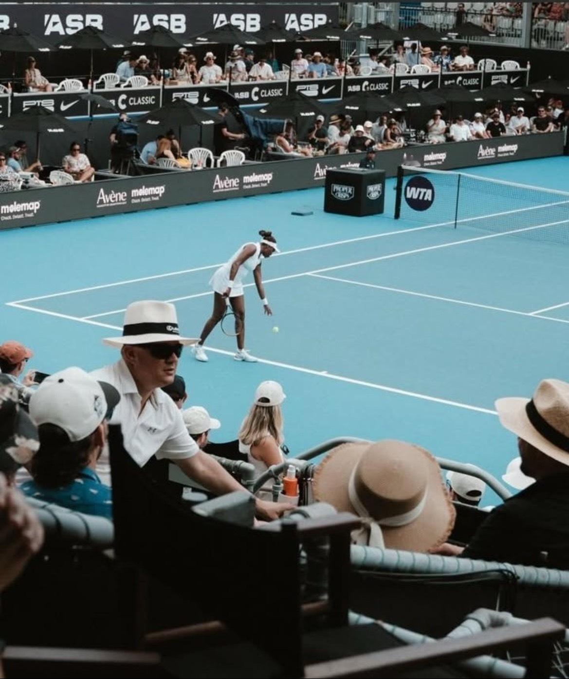 网球talking大会 虽然单双打均止步奥克兰首轮，但大威并没有太难过，维纳斯发