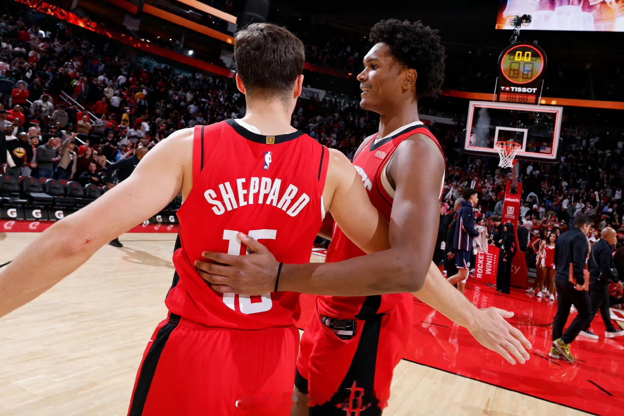 休斯顿火箭问题的简要说明：1. 火箭队打挡拆进攻。这支球队里唯一能打挡拆的后卫撕