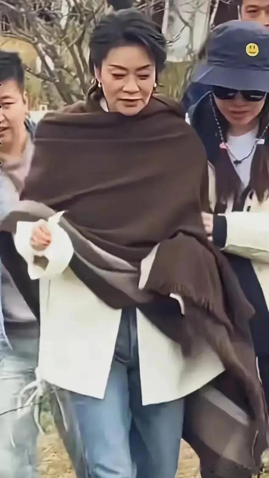 非常喜欢她演唱的歌曲，当年是歌坛里的一姐，虽然颜值不是特别高，但她是一位很有魅力