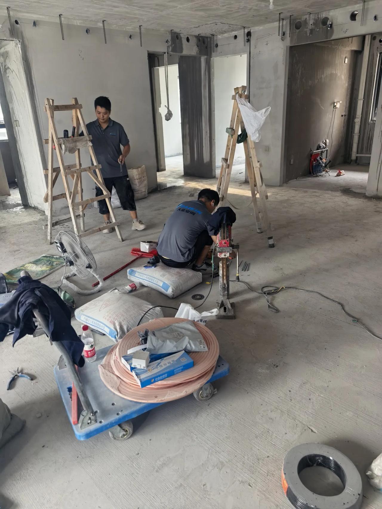 一大早来工地，空调工人正在施工，给远在国外的业主拍个视频和照片。
今天下了几滴雨
