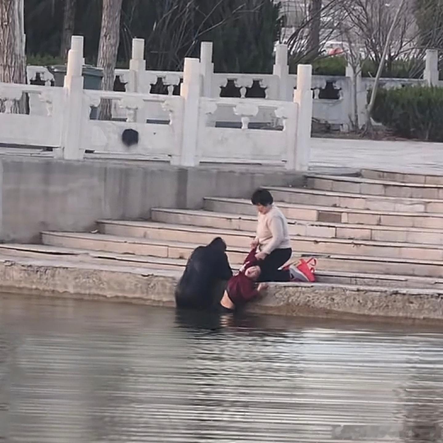 记一则好人好事。3月21日，山东聊城高唐南湖一老人带着孩子在水边儿游玩，期间孩子