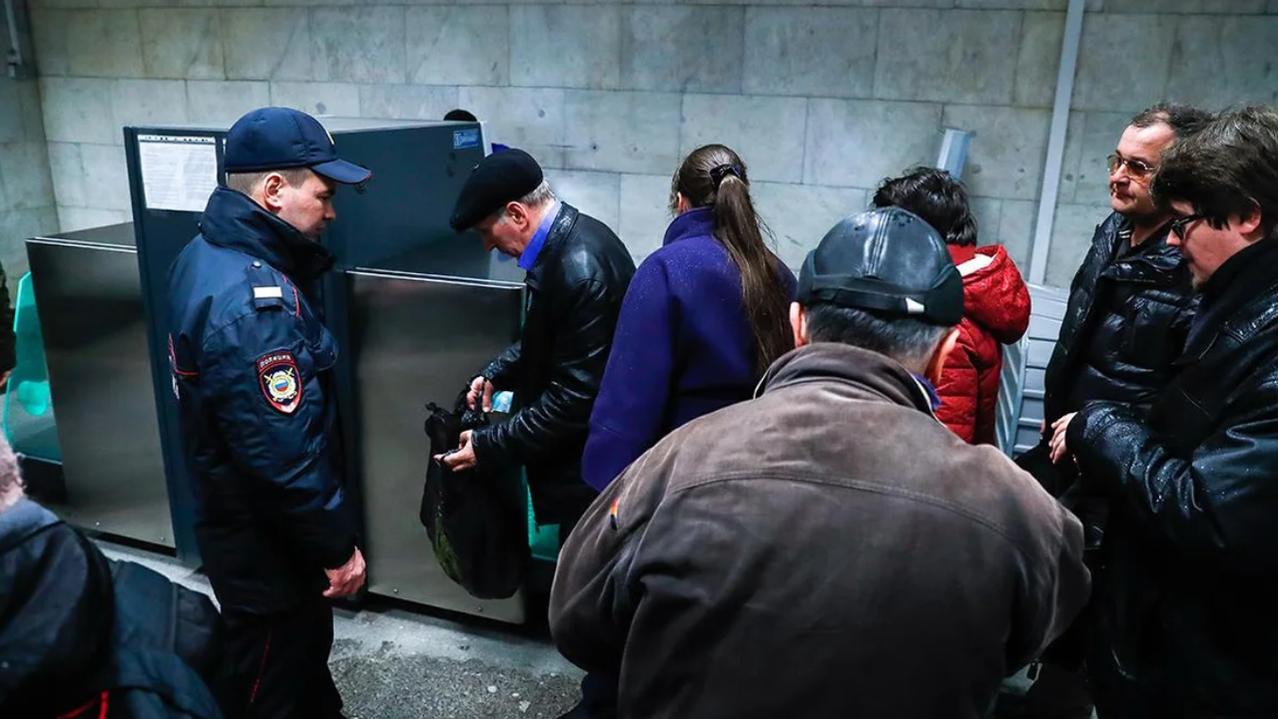 莫斯科地铁将有权检查乘客手机
 
根据交通部命令规定，作为对现有安全措施的补充，