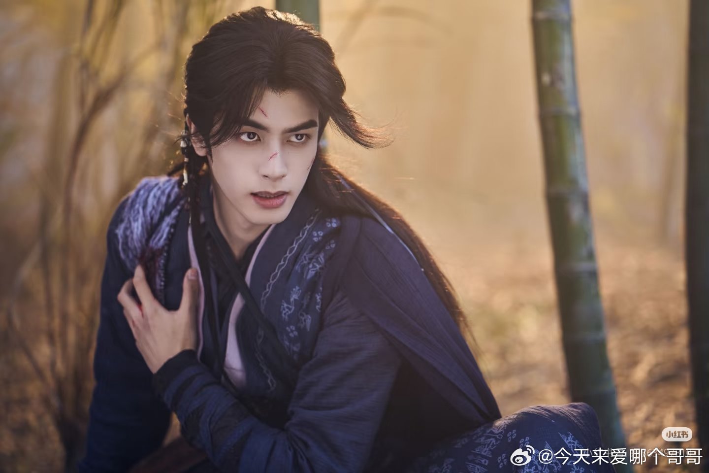 宋威龙演了6集没笑过宋威龙在千香里的妆造也太绝了，冷冽又英气。尤其是带伤的镜头，
