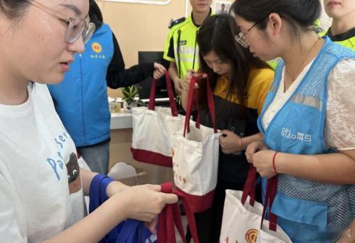 台州仙居工会端午送安康致敬城市守护者仙居工会端午慰问环卫工人交警骑手等户外劳动者