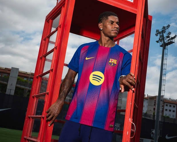 记者：巴萨已经向曼联提出再租一年拉什福德的提议。巴萨vs纽卡斯尔联巴萨7比2纽卡