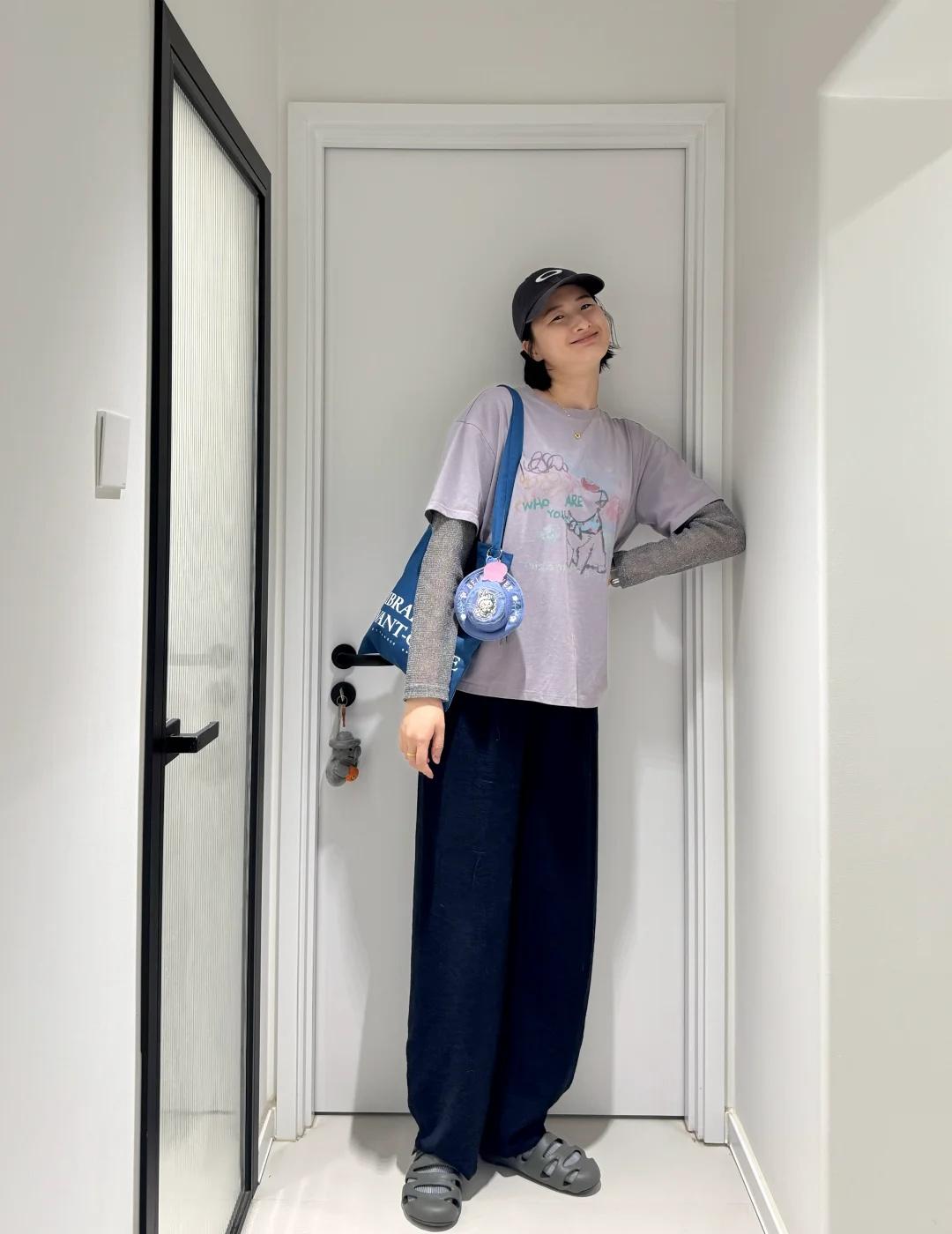 今天周四明天周五
蓝天白云
这几天北京的云超级美
最近爱穿的鞋子 哈哈哈 这个夏