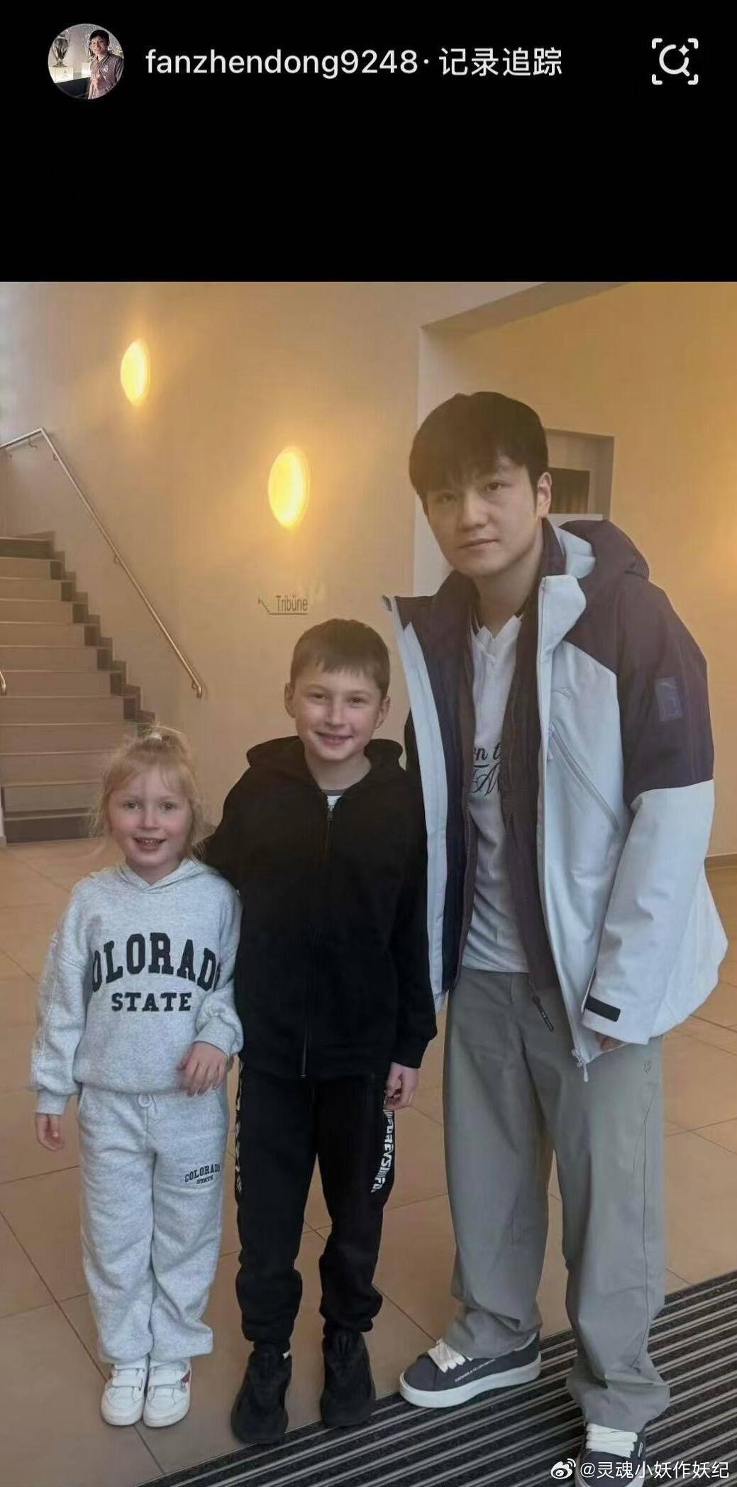 樊振东和小朋友一起合影啦！等我小了的 